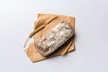 Peçetede taze çavdar ekmeği, kırsal arka planda taze ekmek..