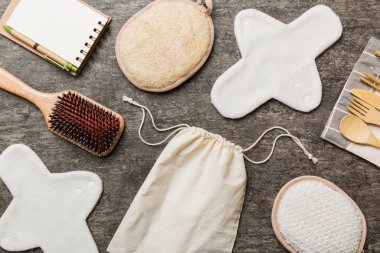 Sıfır atık. Çevre dostu günlük aksesuarlar. en üstteki görünüm.