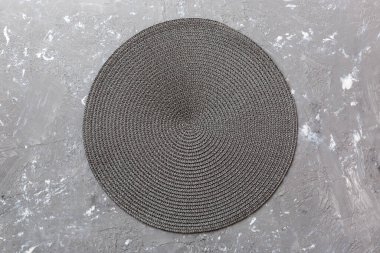 Çimento arka planında yemek için yuvarlak masa örtüsü manzarası. Tasarımın için boş boşluk.