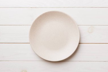 Ahşap zemin üzerinde boş ışık plakası üst görünümü. Tasarımın için boş boşluk.