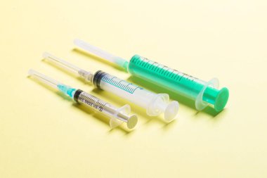 Renkli arka planda enjeksiyon için farklı şırıngaların üst görünümü. Kopya alanı ile tıbbi ekipman kavramı.