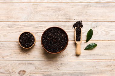 Kase içinde kinoa tohumu ve renkli arka planda kaşık. Küçük kasede sağlıklı kinwa. Sağlıklı süper yiyecekler.