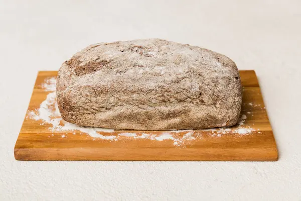 Tahtanın Üzerinde Beyaz Ahşap Zemine Karşı Taze Pişmiş Ekmek Ekmeği — Stok fotoğraf