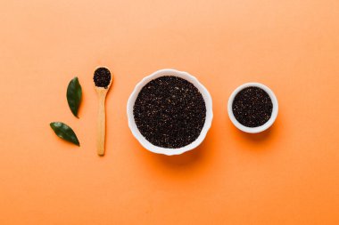 Kase içinde kinoa tohumu ve renkli arka planda kaşık. Küçük kasede sağlıklı kinwa. Sağlıklı süper yiyecekler.