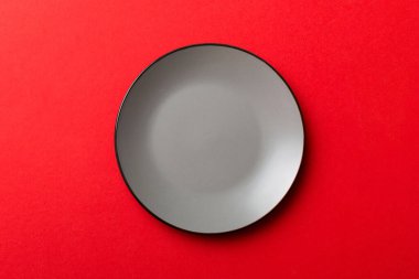 Renkli arka plan izole edilmiş üst görünümü yiyecek için boş yuvarlak gri tabak. Tasarımınız için alanı olan boş tabak.