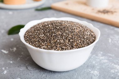 Renkli arka planda Chia tohumları. Sağlıklı Salvia Hispanikleri küçük kasede. Sağlıklı süper yiyecekler.