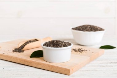 Kavanozda Chia tohumu ve renkli arka planda kaşık. Sağlıklı Salvia Hispanikleri küçük kasede. Sağlıklı süper yiyecekler.