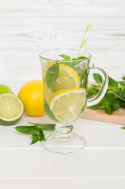Mojito kokteyli. Limonlu, limonlu ve naneli mojito kokteylini uzun bir bardakta sopayla tazeliyorum..