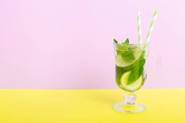 Mojito yaz serinletici buzlu ve naneli kokteyl. Limonlu, limonlu ve naneli mojito kokteyli..