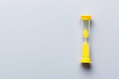 Masadaki kum saati, iş bitiş zamanı kavramı olarak geçen kum saati, boşluğu kopyala.