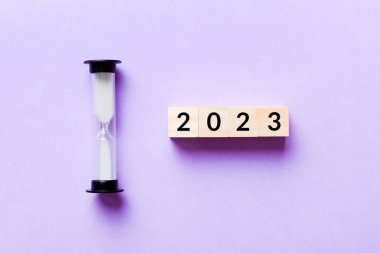 Yeni yıl 2023 kum saati. Çözüm, zaman, plan, hedef, motivasyon, yeniden başlatma, geri sayım ve yeni yıl tatili kavramları. 2023 numaralı kum saati..