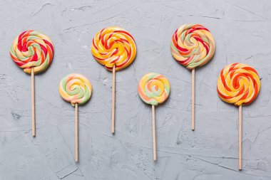 Renkli arka planda renkli lolipoplar. Yaz kavramı. Parti Mutlu Yıllar ya da Minimalist Kavram.