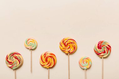 Renkli arka planda renkli lolipoplar. Yaz kavramı. Parti Mutlu Yıllar ya da Minimalist Kavram.