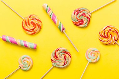 Renkli arka planda renkli lolipoplar. Yaz kavramı. Parti Mutlu Yıllar ya da Minimalist Kavram.