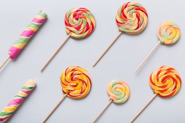 Renkli arka planda renkli lolipoplar. Yaz kavramı. Parti Mutlu Yıllar ya da Minimalist Kavram.