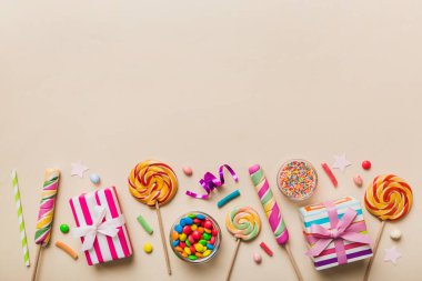 Hediye kutulu doğum günü partisi eşyaları koleksiyonu. Sevgililer Günü hediye kutusu. Üst görünüm düzlüğü kopyalama alanı ile yatıyordu.