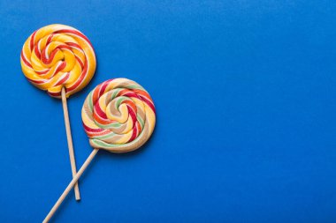 Renkli arka planda renkli lolipoplar. Yaz kavramı. Parti Mutlu Yıllar ya da Minimalist Kavram.