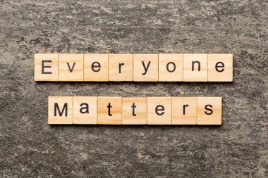 Herkes tahtaya yazılmış kelimeleri önemser. herkes masadaki metni, konsepti önemser.