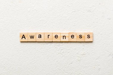 Tahta blokta yazan farkındalık kelimesi. masadaki farkındalık metni, konsept.