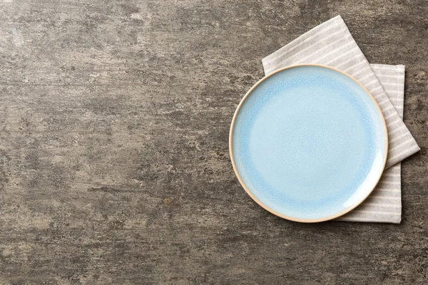 顶部的彩色背景空圆形蓝色的盘子放在桌布上做食物 餐巾上的空盘子 为您的设计留出空间 — 图库照片