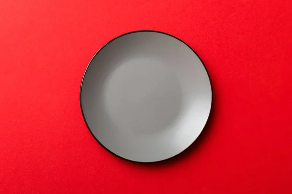 顶部的孤立的彩色背景空圆形灰色盘子的食物 为您的设计留出空间的空盘子 — 图库照片
