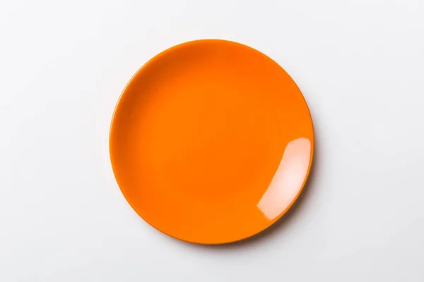 食品のための色の背景の空の丸い縁プレートの分離のトップビュー あなたのデザインのためのスペースと空の料理 — ストック写真