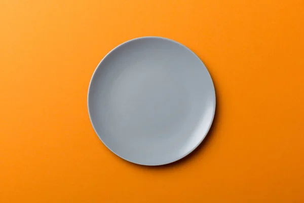 Вид Сверху Изолированный Цветной Фон Пустой Круглой Тарелки Еды Пустое — стоковое фото