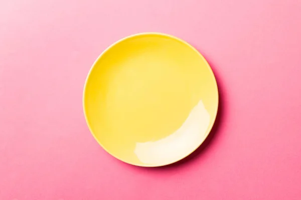 食品のための色の背景空の丸い黄色のプレートの分離のトップビュー あなたのデザインのためのスペースと空の料理 — ストック写真