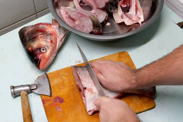 Der Mensch Bereitet Frischen Silberkarpfen Mit Einem Messer Steaks Schneiden — Stockfoto