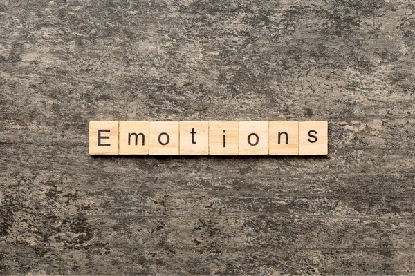 Emocje Słowo Napisane Bloku Drewna Emocje Tekst Cementowym Stole Projektowania — Zdjęcie stockowe