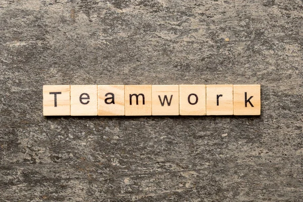 Слово Teamwork Написане Дерев Яному Блоці Текст Teamwork Цементному Столі — стокове фото