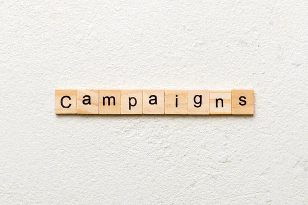 캠페인이라는 단어는 블록에 쓰여져 있습니다 테이블 캠페인 텍스트 — 스톡 사진