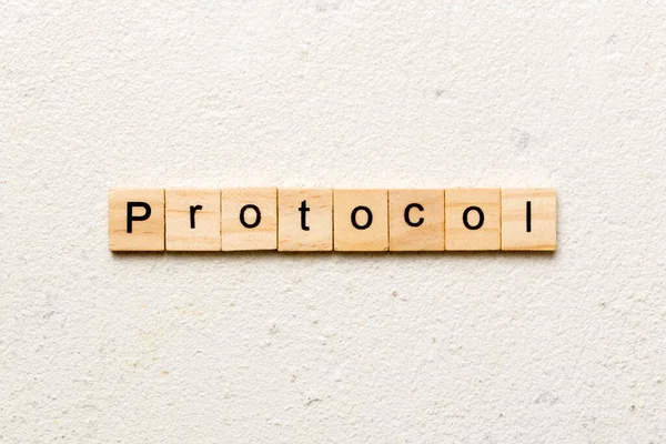 Słowo Protocol Napisane Drewnianym Bloku Tekst Protocol Cementowym Stole Projektowania — Zdjęcie stockowe