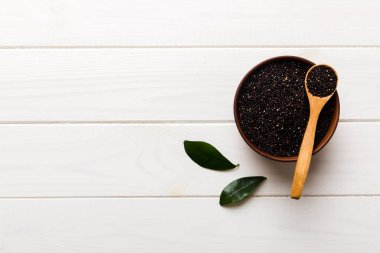 Kase içinde kinoa tohumu ve renkli arka planda kaşık. Küçük kasede sağlıklı kinwa. Sağlıklı süper yiyecekler.