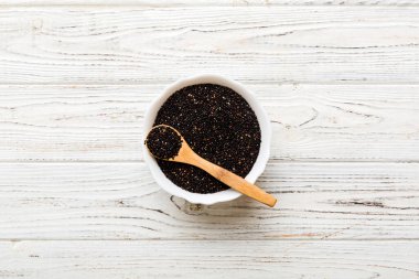 Kase içinde kinoa tohumu ve renkli arka planda kaşık. Küçük kasede sağlıklı kinwa. Sağlıklı süper yiyecekler.