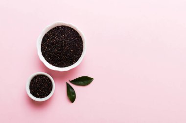 Renkli arkaplanda kinoa tohumları var. Küçük kasede sağlıklı kinwa. Sağlıklı süper yiyecekler.