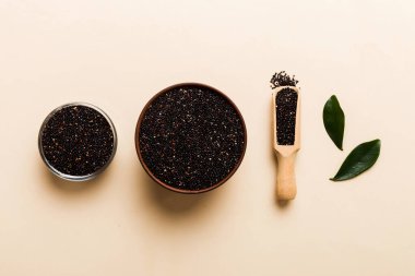 Kase içinde kinoa tohumu ve renkli arka planda kaşık. Küçük kasede sağlıklı kinwa. Sağlıklı süper yiyecekler.