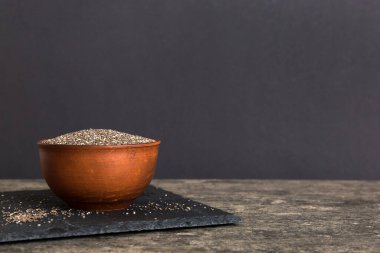 Renkli arka planda Chia tohumları. Sağlıklı Salvia Hispanikleri küçük kasede. Sağlıklı süper yiyecekler.