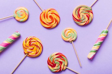 Renkli arka planda renkli lolipoplar. Yaz kavramı. Parti Mutlu Yıllar ya da Minimalist Kavram.