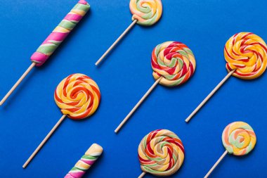 Renkli arka planda renkli lolipoplar. Yaz kavramı. Parti Mutlu Yıllar ya da Minimalist Kavram.