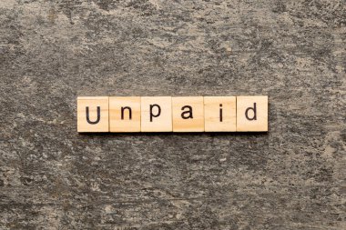 Tahta blokta ödenmemiş kelime. Deksing, konsept için çimento masadaki Ödenmemiş metin.