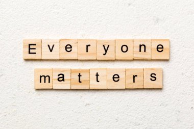 Herkes tahtaya yazılmış kelimeleri önemser. herkes masadaki metni, konsepti önemser.