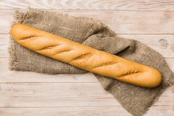 Renkli Masada Taze Çıtır Fransız Ekmeği Üst Görünüm Fırın Ürünleri — Stok fotoğraf