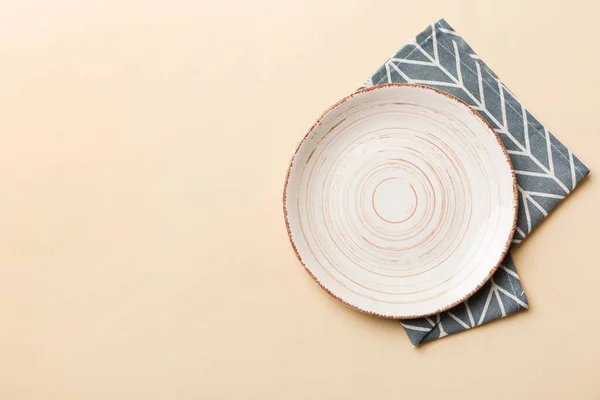 Draufsicht Auf Farbigem Hintergrund Leerer Runder Weißer Teller Auf Tischdecke — Stockfoto