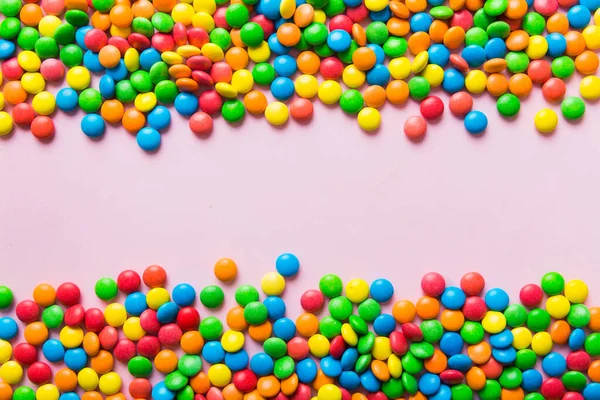 カラフルなキャンディーの混合コレクションは 色の背景に フラットレイアウト トップビュー カラフルなチョコレートでコーティングされたキャンディーのフレーム — ストック写真