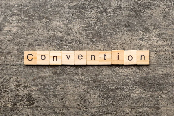 Konvention Wort Auf Holzblock Geschrieben Konventionstext Auf Zementtisch Für Ihre — Stockfoto