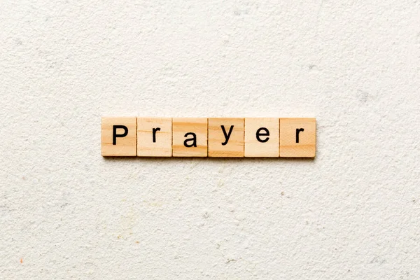 Gebetswort Auf Holzblock Geschrieben Gebetstext Auf Zementtisch Für Ihre Gestaltung — Stockfoto