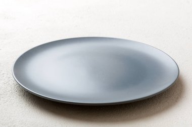 Çimento arka planındaki boş gri plakanın perspektif görüntüsü. Tasarımın için boş boşluk.