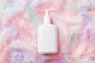 Spa kozmetik ürünleri, krem şişeleri, markalaşma modelleri, tüylü üst manzara. Düz yatıyordu.