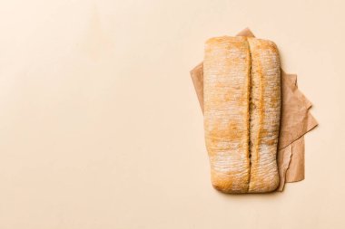 Kırsal arka planda peçetede taze ciabatta ekmeği, İtalyan ekmeği manzarası.